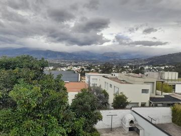 VENDO PROPIEDAD CON 2 CASAS EN URBANIZACION LA CATOLICA CUMBAYA, EXCECLENTE UBICACION A 5 MINUTOS DE LA UNIVERSIDAD SAN FRANCISCO