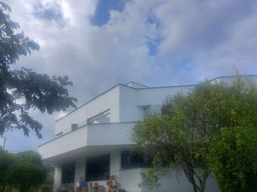 VENDO PROPIEDAD CON 2 CASAS EN URBANIZACION LA CATOLICA CUMBAYA, EXCECLENTE UBICACION A 5 MINUTOS DE LA UNIVERSIDAD SAN FRANCISCO