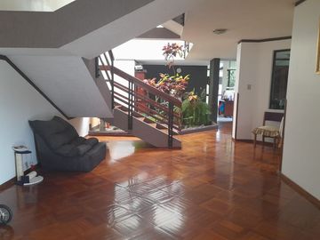 VENDO PROPIEDAD CON 2 CASAS EN URBANIZACION LA CATOLICA CUMBAYA, EXCECLENTE UBICACION A 5 MINUTOS DE LA UNIVERSIDAD SAN FRANCISCO