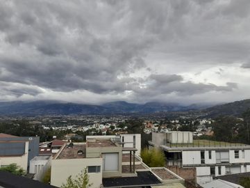 VENDO PROPIEDAD CON 2 CASAS EN URBANIZACION LA CATOLICA CUMBAYA, EXCECLENTE UBICACION A 5 MINUTOS DE LA UNIVERSIDAD SAN FRANCISCO