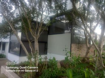 VENDO PROPIEDAD CON 2 CASAS EN URBANIZACION LA CATOLICA CUMBAYA, EXCECLENTE UBICACION A 5 MINUTOS DE LA UNIVERSIDAD SAN FRANCISCO