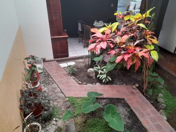 VENDO PROPIEDAD CON 2 CASAS EN URBANIZACION LA CATOLICA CUMBAYA, EXCECLENTE UBICACION A 5 MINUTOS DE LA UNIVERSIDAD SAN FRANCISCO