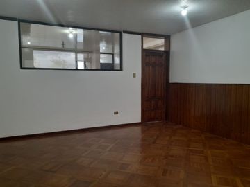VENDO PROPIEDAD CON 2 CASAS EN URBANIZACION LA CATOLICA CUMBAYA, EXCECLENTE UBICACION A 5 MINUTOS DE LA UNIVERSIDAD SAN FRANCISCO