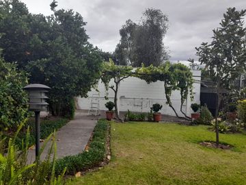 VENDO PROPIEDAD CON 2 CASAS EN URBANIZACION LA CATOLICA CUMBAYA, EXCECLENTE UBICACION A 5 MINUTOS DE LA UNIVERSIDAD SAN FRANCISCO