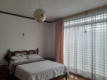 VENDO PROPIEDAD CON 2 CASAS EN URBANIZACION LA CATOLICA CUMBAYA, EXCECLENTE UBICACION A 5 MINUTOS DE LA UNIVERSIDAD SAN FRANCISCO