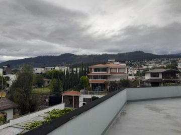 VENDO PROPIEDAD CON 2 CASAS EN URBANIZACION LA CATOLICA CUMBAYA, EXCECLENTE UBICACION A 5 MINUTOS DE LA UNIVERSIDAD SAN FRANCISCO