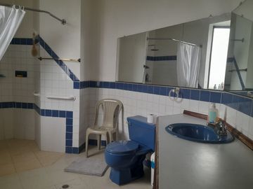 VENDO PROPIEDAD CON 2 CASAS EN URBANIZACION LA CATOLICA CUMBAYA, EXCECLENTE UBICACION A 5 MINUTOS DE LA UNIVERSIDAD SAN FRANCISCO
