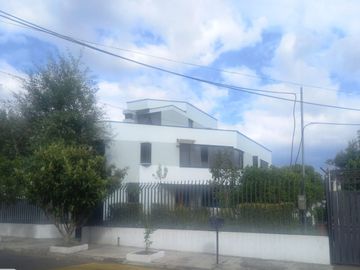VENDO PROPIEDAD CON 2 CASAS EN URBANIZACION LA CATOLICA CUMBAYA, EXCECLENTE UBICACION A 5 MINUTOS DE LA UNIVERSIDAD SAN FRANCISCO