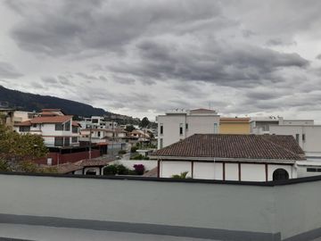 VENDO PROPIEDAD CON 2 CASAS EN URBANIZACION LA CATOLICA CUMBAYA, EXCECLENTE UBICACION A 5 MINUTOS DE LA UNIVERSIDAD SAN FRANCISCO