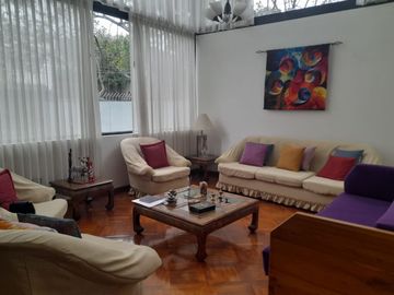 VENDO PROPIEDAD CON 2 CASAS EN URBANIZACION LA CATOLICA CUMBAYA, EXCECLENTE UBICACION A 5 MINUTOS DE LA UNIVERSIDAD SAN FRANCISCO