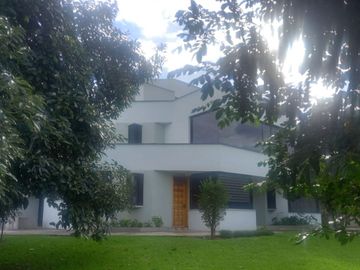 VENDO PROPIEDAD CON 2 CASAS EN URBANIZACION LA CATOLICA CUMBAYA, EXCECLENTE UBICACION A 5 MINUTOS DE LA UNIVERSIDAD SAN FRANCISCO