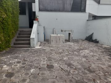 VENDO PROPIEDAD CON 2 CASAS EN URBANIZACION LA CATOLICA CUMBAYA, EXCECLENTE UBICACION A 5 MINUTOS DE LA UNIVERSIDAD SAN FRANCISCO