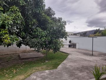 VENDO PROPIEDAD CON 2 CASAS EN URBANIZACION LA CATOLICA CUMBAYA, EXCECLENTE UBICACION A 5 MINUTOS DE LA UNIVERSIDAD SAN FRANCISCO