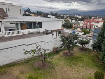 VENDO PROPIEDAD CON 2 CASAS EN URBANIZACION LA CATOLICA CUMBAYA, EXCECLENTE UBICACION A 5 MINUTOS DE LA UNIVERSIDAD SAN FRANCISCO