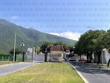 CASA EN VENTA EN PRIVADA BOSQUES DEL CONTRY, A 120 METROS DEL PARQUE, CON ASADOR Y BARRA