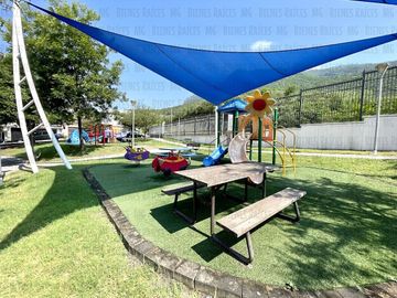 CASA EN VENTA EN PRIVADA BOSQUES DEL CONTRY, A 120 METROS DEL PARQUE, CON ASADOR Y BARRA