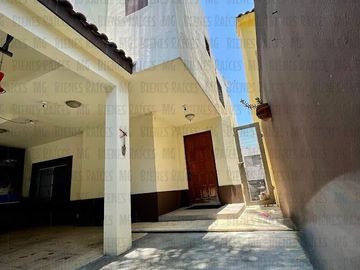 CASA EN VENTA EN PRIVADA BOSQUES DEL CONTRY, A 120 METROS DEL PARQUE, CON ASADOR Y BARRA