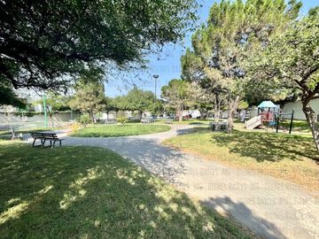 CASA EN VENTA EN PRIVADA BOSQUES DEL CONTRY, A 120 METROS DEL PARQUE, CON ASADOR Y BARRA