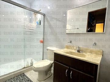 CASA EN VENTA EN PRIVADA BOSQUES DEL CONTRY, A 120 METROS DEL PARQUE, CON ASADOR Y BARRA