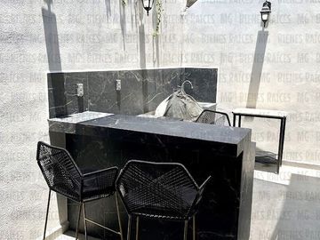 CASA EN VENTA EN PRIVADA BOSQUES DEL CONTRY, A 120 METROS DEL PARQUE, CON ASADOR Y BARRA