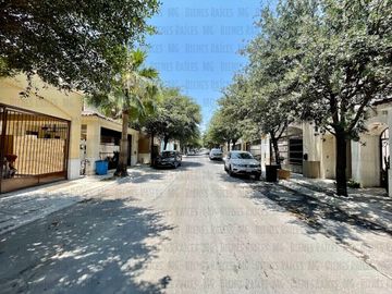 CASA EN VENTA EN PRIVADA BOSQUES DEL CONTRY, A 120 METROS DEL PARQUE, CON ASADOR Y BARRA
