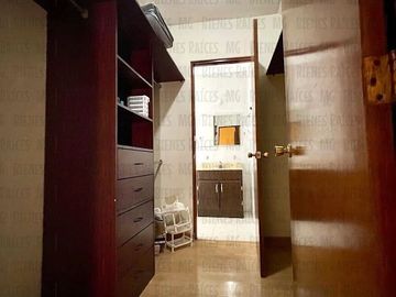 CASA EN VENTA EN PRIVADA BOSQUES DEL CONTRY, A 120 METROS DEL PARQUE, CON ASADOR Y BARRA
