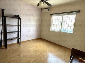 CASA EN VENTA EN PRIVADA BOSQUES DEL CONTRY, A 120 METROS DEL PARQUE, CON ASADOR Y BARRA