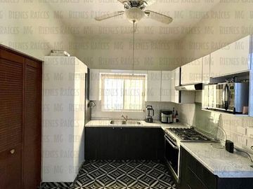 CASA EN VENTA EN PRIVADA BOSQUES DEL CONTRY, A 120 METROS DEL PARQUE, CON ASADOR Y BARRA