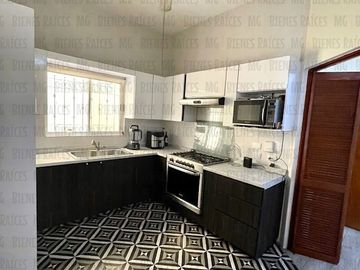 CASA EN VENTA EN PRIVADA BOSQUES DEL CONTRY, A 120 METROS DEL PARQUE, CON ASADOR Y BARRA