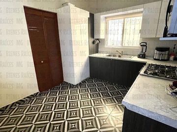 CASA EN VENTA EN PRIVADA BOSQUES DEL CONTRY, A 120 METROS DEL PARQUE, CON ASADOR Y BARRA