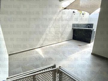 CASA EN VENTA EN PRIVADA BOSQUES DEL CONTRY, A 120 METROS DEL PARQUE, CON ASADOR Y BARRA