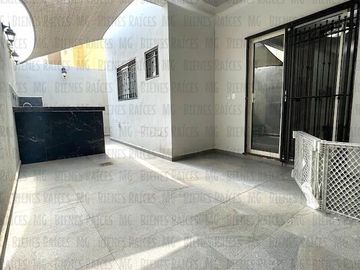 CASA EN VENTA EN PRIVADA BOSQUES DEL CONTRY, A 120 METROS DEL PARQUE, CON ASADOR Y BARRA