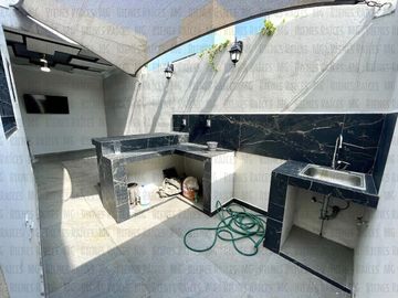CASA EN VENTA EN PRIVADA BOSQUES DEL CONTRY, A 120 METROS DEL PARQUE, CON ASADOR Y BARRA