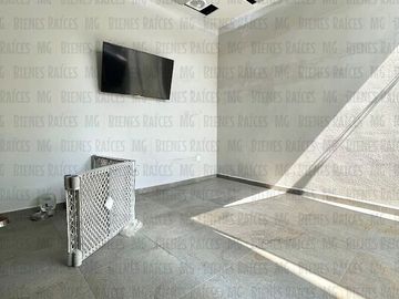 CASA EN VENTA EN PRIVADA BOSQUES DEL CONTRY, A 120 METROS DEL PARQUE, CON ASADOR Y BARRA