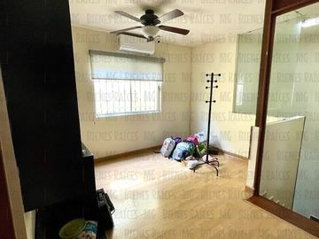 CASA EN VENTA EN PRIVADA BOSQUES DEL CONTRY, A 120 METROS DEL PARQUE, CON ASADOR Y BARRA