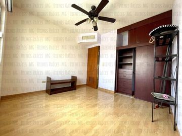 CASA EN VENTA EN PRIVADA BOSQUES DEL CONTRY, A 120 METROS DEL PARQUE, CON ASADOR Y BARRA