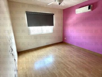CASA EN VENTA EN PRIVADA BOSQUES DEL CONTRY, A 120 METROS DEL PARQUE, CON ASADOR Y BARRA