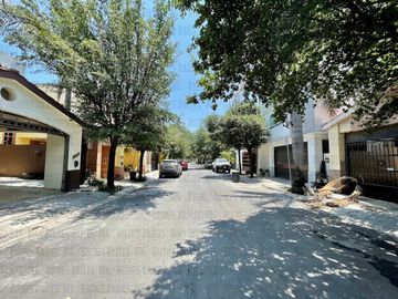CASA EN VENTA EN PRIVADA BOSQUES DEL CONTRY, A 120 METROS DEL PARQUE, CON ASADOR Y BARRA