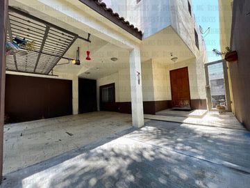CASA EN VENTA EN PRIVADA BOSQUES DEL CONTRY, A 120 METROS DEL PARQUE, CON ASADOR Y BARRA