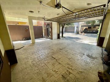 CASA EN VENTA EN PRIVADA BOSQUES DEL CONTRY, A 120 METROS DEL PARQUE, CON ASADOR Y BARRA