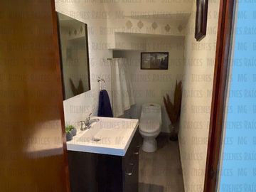 CASA EN VENTA EN PRIVADA BOSQUES DEL CONTRY, A 120 METROS DEL PARQUE, CON ASADOR Y BARRA