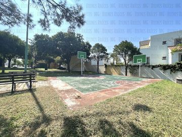CASA EN VENTA EN PRIVADA BOSQUES DEL CONTRY, A 120 METROS DEL PARQUE, CON ASADOR Y BARRA