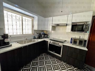 CASA EN VENTA EN PRIVADA BOSQUES DEL CONTRY, A 120 METROS DEL PARQUE, CON ASADOR Y BARRA