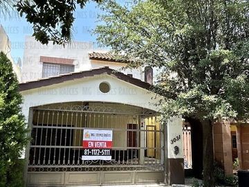 CASA EN VENTA EN PRIVADA BOSQUES DEL CONTRY, A 120 METROS DEL PARQUE, CON ASADOR Y BARRA