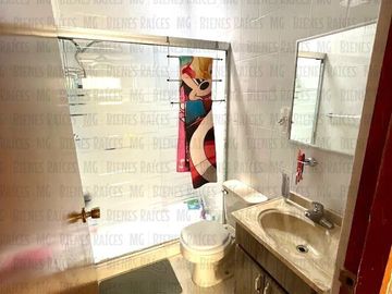 CASA EN VENTA EN PRIVADA BOSQUES DEL CONTRY, A 120 METROS DEL PARQUE, CON ASADOR Y BARRA