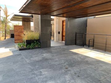 CASA EN VENTA Y EN RENTA EN VISTA REAL, 4 RECS. 5 BAÑOS, JARDIN,