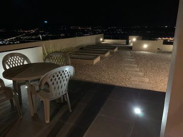 CASA EN VENTA Y EN RENTA EN VISTA REAL, 4 RECS. 5 BAÑOS, JARDIN,
