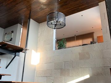 CASA EN VENTA Y EN RENTA EN VISTA REAL, 4 RECS. 5 BAÑOS, JARDIN,