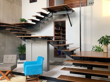 CASA EN VENTA Y EN RENTA EN VISTA REAL, 4 RECS. 5 BAÑOS, JARDIN,
