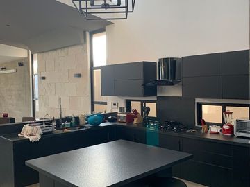 CASA EN VENTA Y EN RENTA EN VISTA REAL, 4 RECS. 5 BAÑOS, JARDIN,